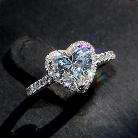 Anello a forma di cuore color argento di lusso per le donne Squisita moda in metallo intarsiato con pietre di zircone bianco Anello nuziale Gioielli di fidanzamento
