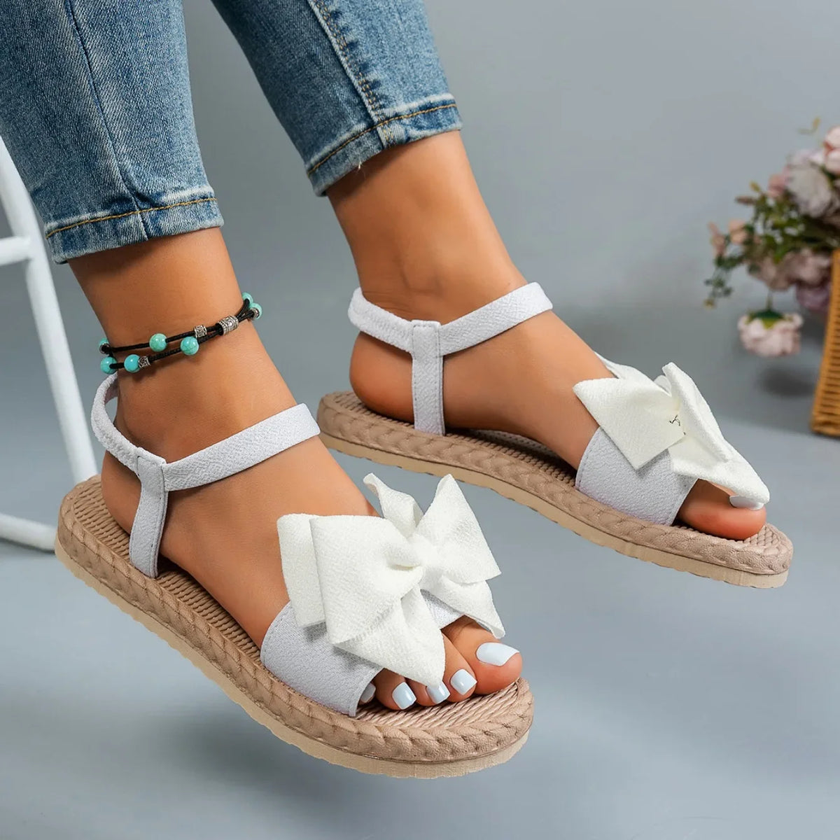 Sandali da donna 2024 nuovi sandali leggeri estivi moda spiaggia pantofole Casual papillon da esterno scarpe basse diapositive da casa donna