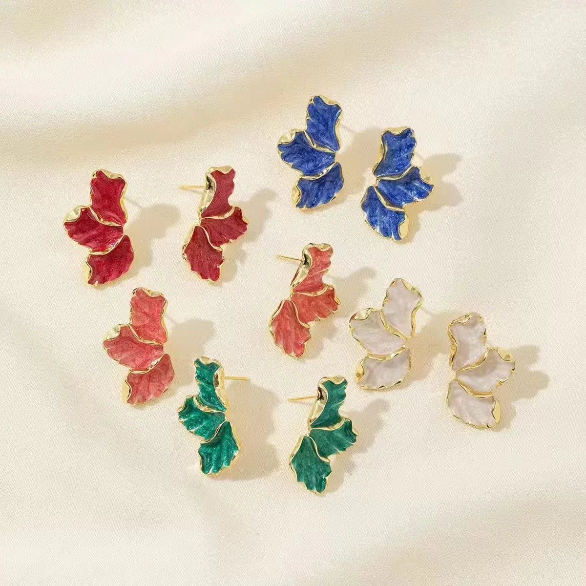 Orecchini posteriori irregolari placcati in oro delicati alla moda Orecchini con fiori color crema di alta qualità dal design pesante, il miglior regalo per la famiglia per i