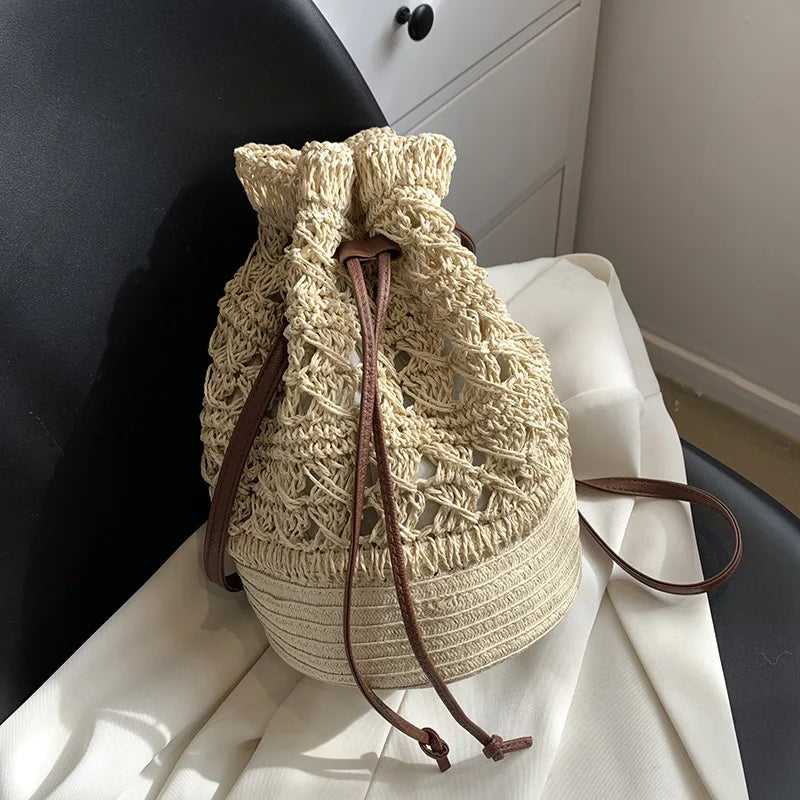 Borsa a tracolla da spiaggia in paglia estiva da donna fatta a mano borsa a tracolla con coulisse cava intrecciata borsa da viaggio con Design femminile di moda lavorata a maglia