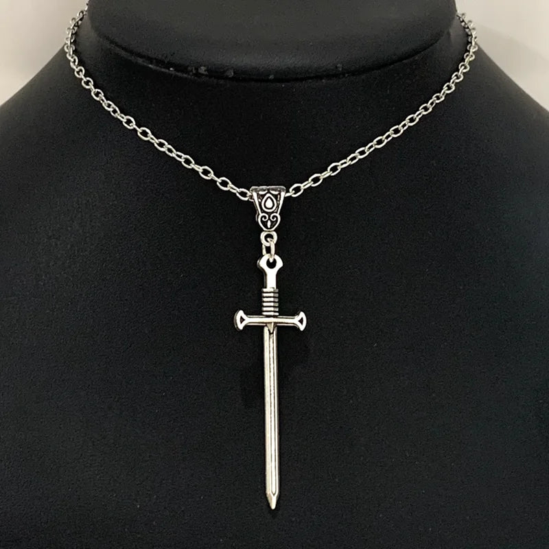 Nuova collana di spada, collana con pugnale, ciondolo spada, pagano, gotico, stregoneria, incantesimi, stregoneria, streghe, gioielli medievali.