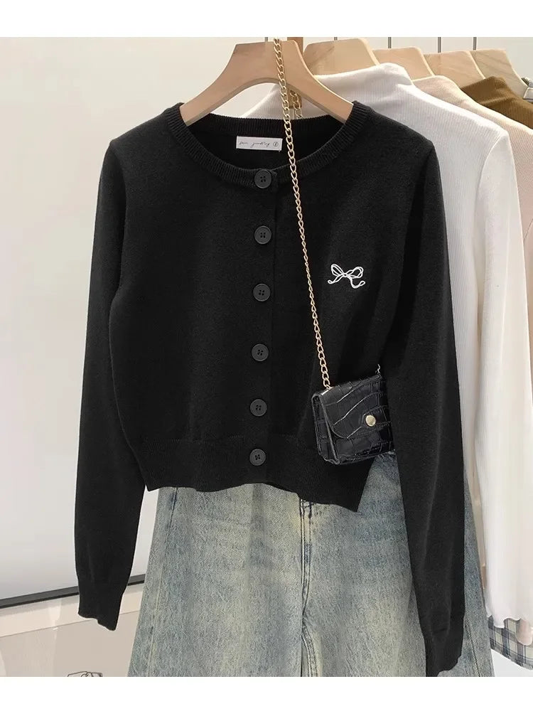 Maglione da donna autunno inverno 2026, cardigan in maglia ricamato che valorizza la figura, design unico e chic coreano, maglione in maglia, capo esterno, top