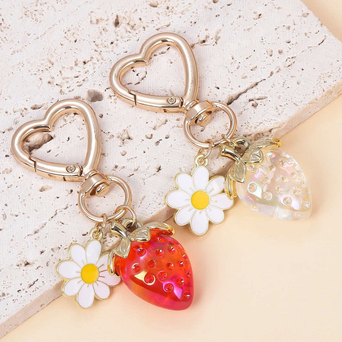 Simpatico portachiavi con ciondolo a forma di borsa con fragola, cuore Kawaii, fiore, margherita, portachiavi per donne, ragazze, borsa, ciondolo, accessori regalo