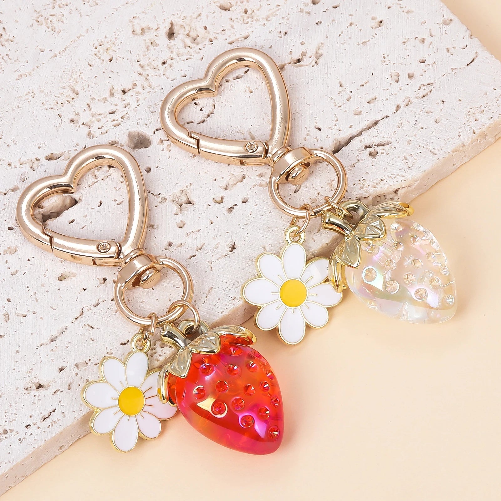 Simpatico portachiavi con ciondolo a forma di borsa con fragola, cuore Kawaii, fiore, margherita, portachiavi per donne, ragazze, borsa, ciondolo, accessori regalo