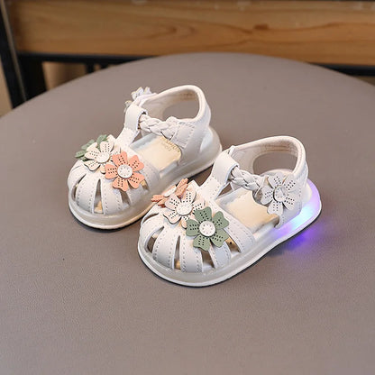 Leichte LED-Kinderschuhe in neuer Mode für den Sommer – schlichte und vielseitige Retro-Mädchenschuhe – elegante und leichte Prinzessinnen-Blumen-Kindersandalen
