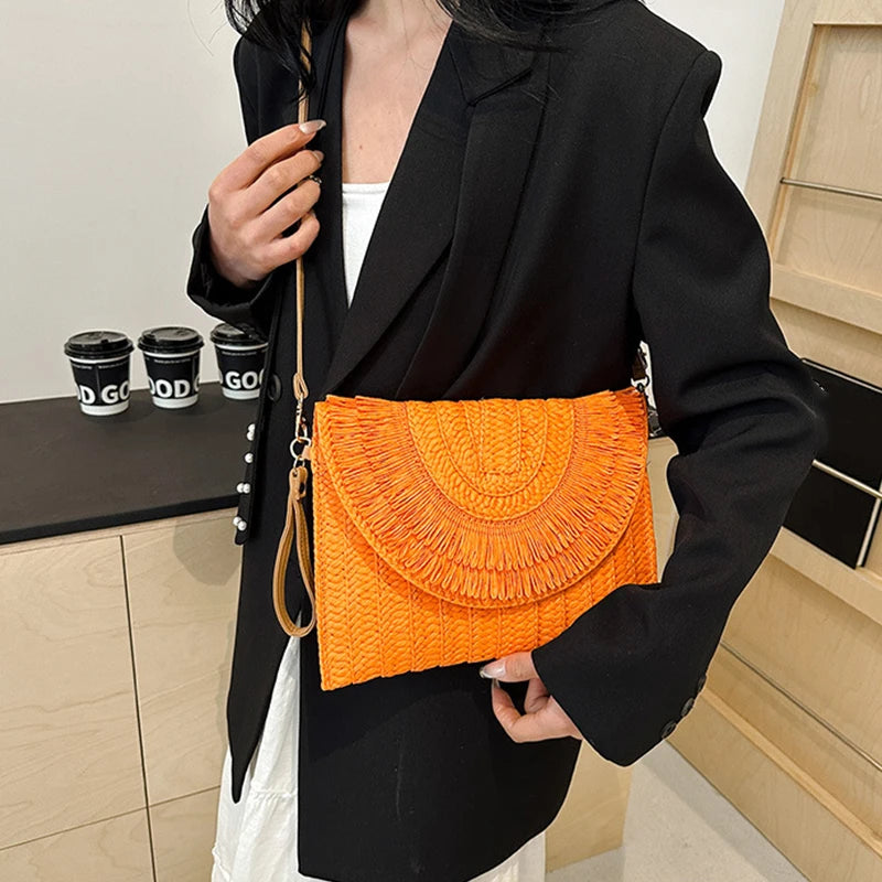 Pochette in paglia intrecciata fatta a mano Borsa in tinta unita Borsa da donna con patta estiva Bohe Portafogli da spiaggia Borsa a tracolla