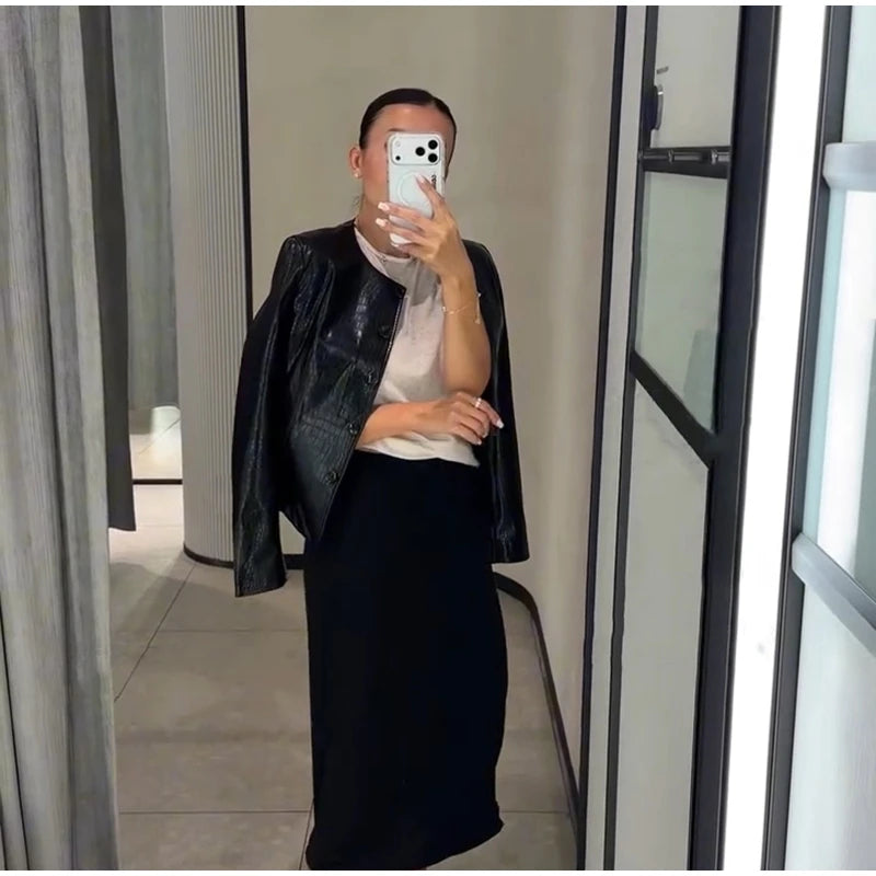Giacca in Ecopelle Effetto Coccodrillo, Collo Tondo, Chiusura con Bottoni, Maniche Lunghe, Autunno 2026, Outfit Chic da Donna per Appuntamenti, Abbigliamento Trendy da Strada