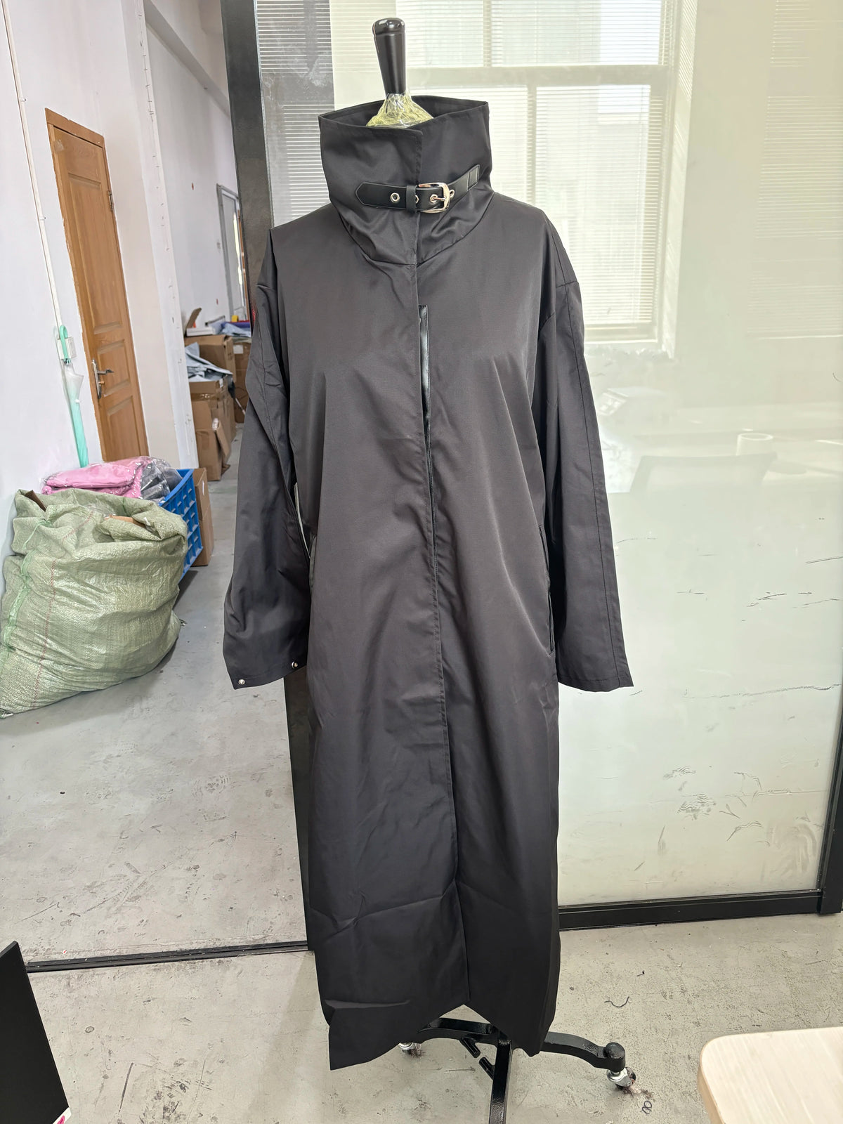 Elegante giacca a vento lunga con risvolto pieghettato verde da donna manica lunga con scollo a V cintura con lacci giacca ampia Lady High Street capispalla quotidiano