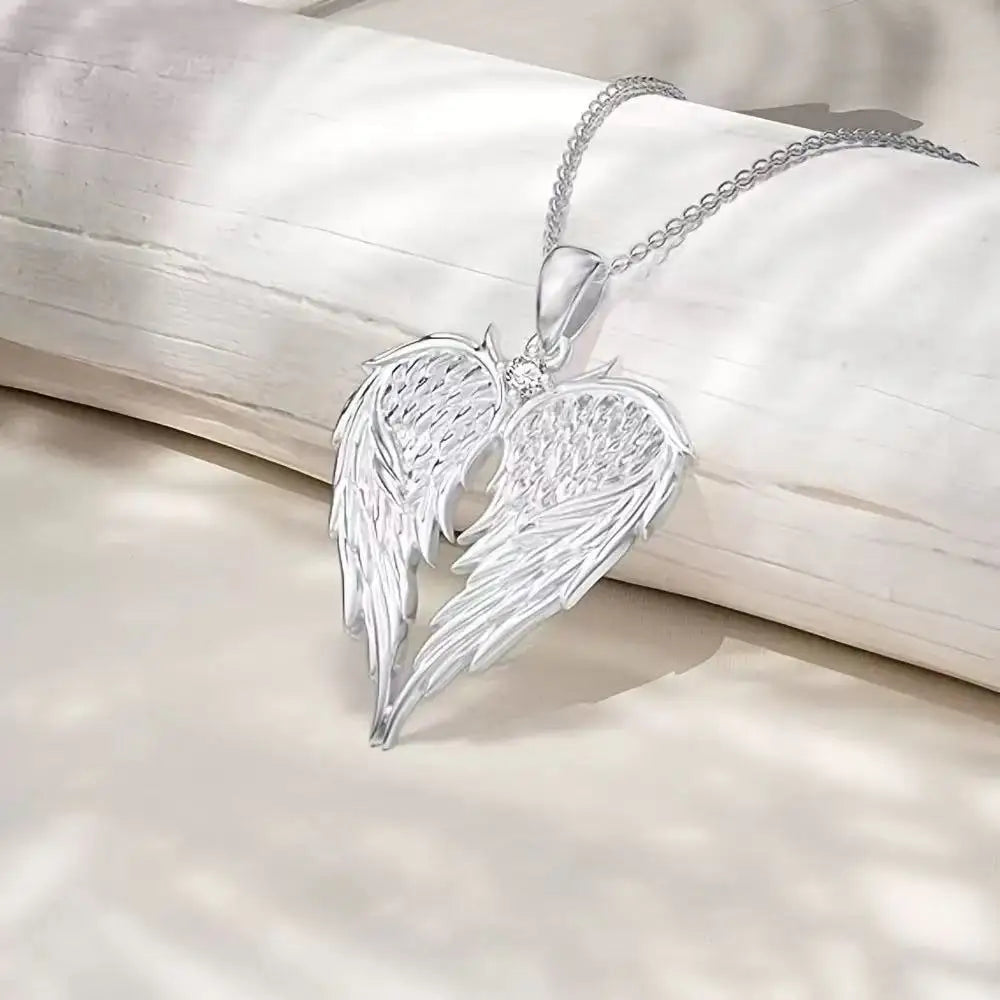 Collana con Ciondolo a Forma di Cuore con Ali d'Angelo in Argento con Micro Zirconi Incastonati, Nuovo Design Estetico di Alta Qualità, Squisita ed Elegante