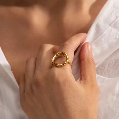 Questo anello di regolazione dell'apertura a bordo largo geometrico di alta qualità e alla moda con oro elettrolitico e design minimalista è Perf