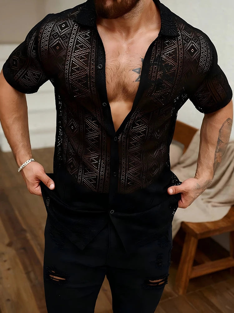 2025 Camicie a rete da uomo alla moda estiva Elegante camicia a maniche corte scavata in rete da uomo per le vacanze Top cardigan in pizzo trasparente sexy