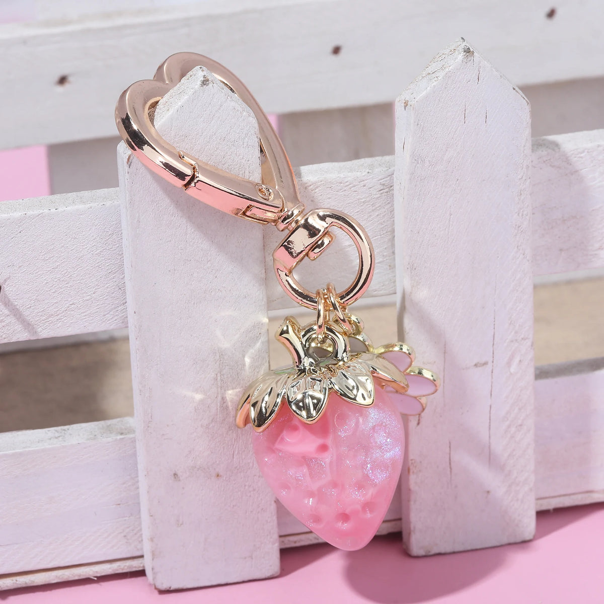 Simpatico portachiavi con ciondolo a forma di borsa con fragola, cuore Kawaii, fiore, margherita, portachiavi per donne, ragazze, borsa, ciondolo, accessori regalo