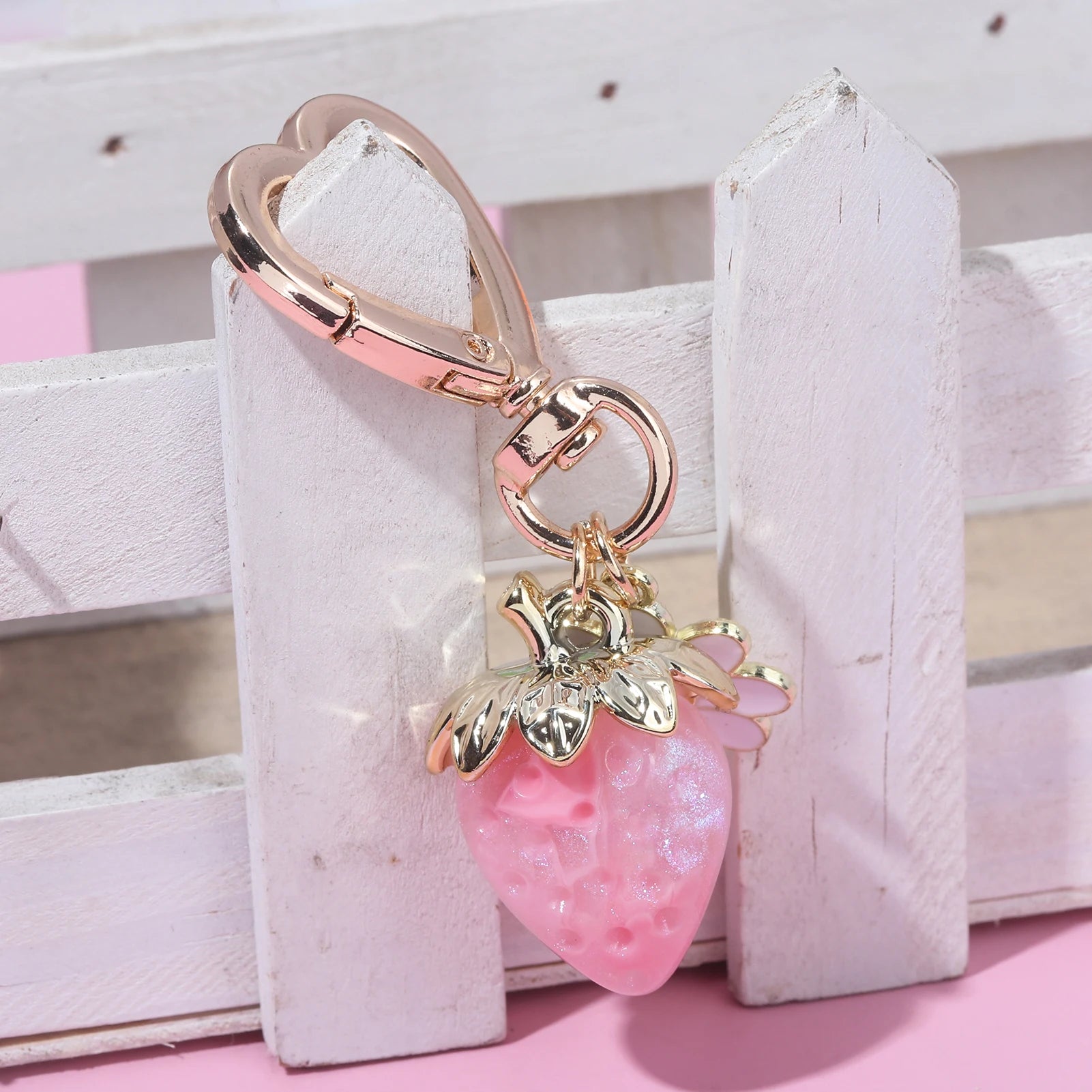 Simpatico portachiavi con ciondolo a forma di borsa con fragola, cuore Kawaii, fiore, margherita, portachiavi per donne, ragazze, borsa, ciondolo, accessori regalo