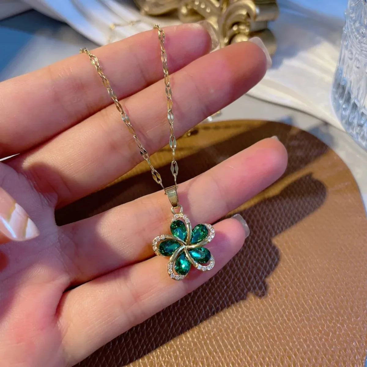 DIEYURO Collana con ciondolo fiori in zircone verde in acciaio inossidabile 316L per le donne Nuovi regali di gioielli di compleanno con catena fortunata per ragazze di lusso