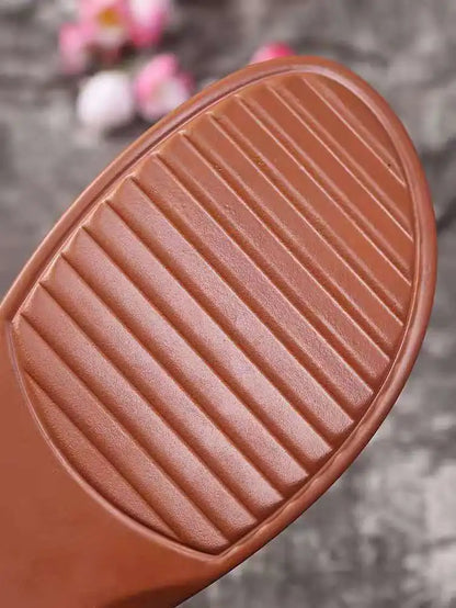 Ciabatte estive da spiaggia alla moda per l'uso all'aperto, sandali piatti con decorazioni floreali in stile vacanza.