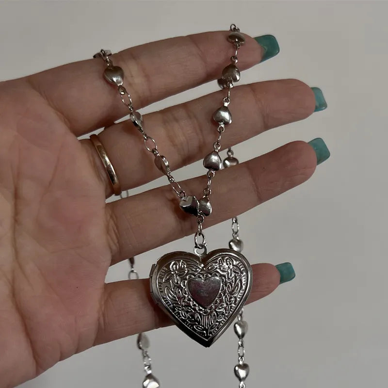 Ciondolo con medaglione a forma di cuore romantico apribile Collana con ciondolo con cornice per foto in acciaio inossidabile color argento femminile per regalo di gioielli da donna