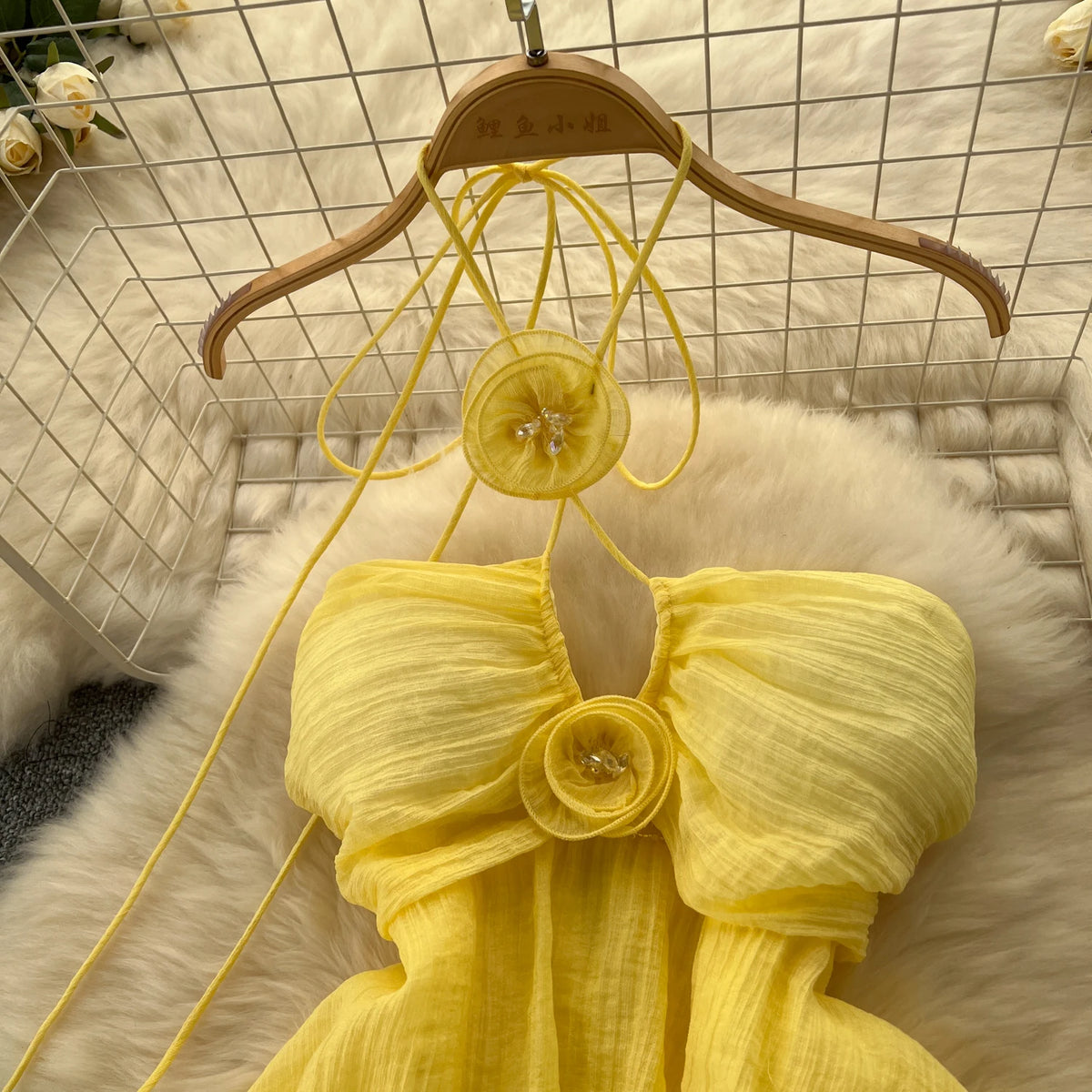 Elegante dolce vita alta scava fuori asimmetrico fiore tridimensionale abito halter vacanza sottile abiti estivi da festa per donna