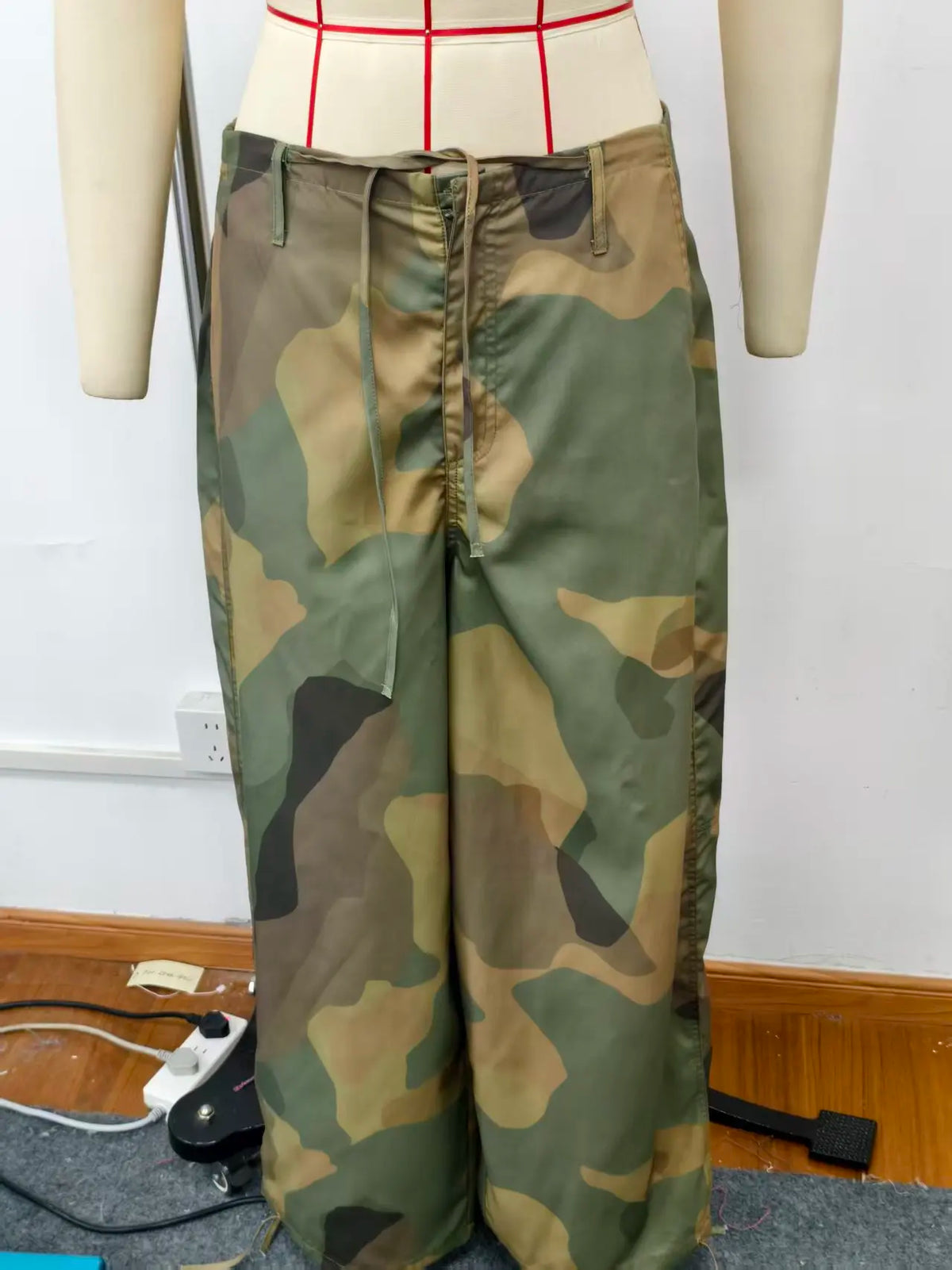 Pantaloni da donna con stampa mimetica, vita con coulisse, gamba larga, taglio ampio, orlo con coulisse, vestibilità comoda, pantaloni casual, streetwear, nuova moda 2026