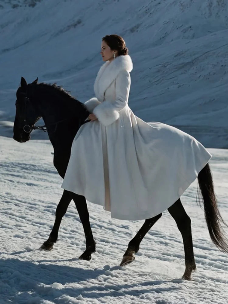 Cappotto lungo elegante da donna in misto lana con collo grande in pelliccia sintetica, polsini e vita arricciata, modello svasato a trapezio, maxi cappotto retrò per feste, capospalla