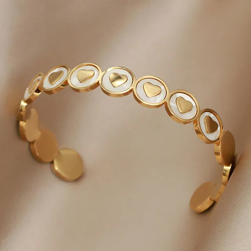 Bracciale aperto in acciaio inossidabile di alta qualità con design a cuore Bracciale in titanio con conchiglia d'amore per regali di accessori per gioielli da donna