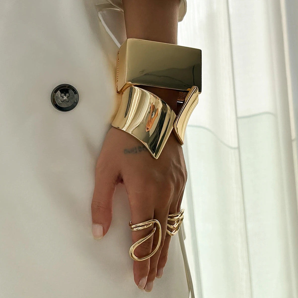 Ingemark Braccialetti a molla in metallo color oro esagerato per le donne Braccialetti a braccio geometrici irregolari vintage punk Regalo di gioielli da uomo