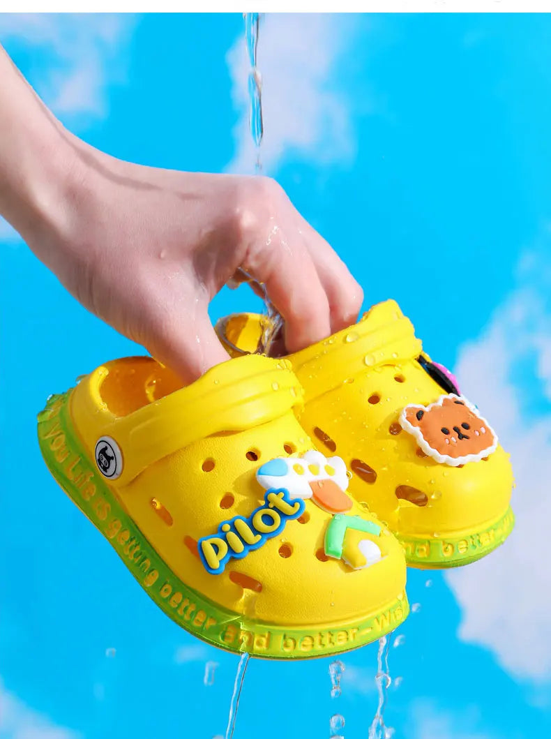 Sommerschuhe für Kinder Sandalen Loch Schuhe für Kinder Weiche rutschfeste Hausschuhe Cartoon-Design Loch Schuhe für Kinder Strandsand für Jungen Mädchen