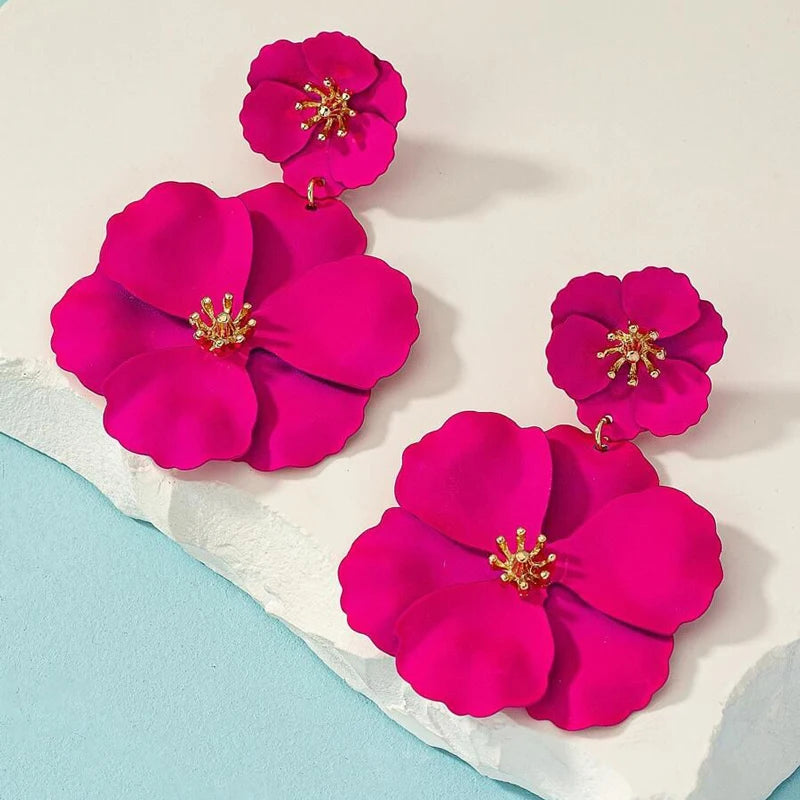 Orecchini pendenti con fiori fucsia da donna Placcatura in oro Orecchini pendenti con fiori grandi spray fucsia bianchi Orecchini da sposa per le vacanze