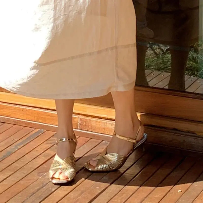 Sommer 2025 Goldene Damen-Sandalen Offene Zehenpartie Schnallen Mittelhohe Absätze Damen-Schuhe Korea Komfort Beste FH