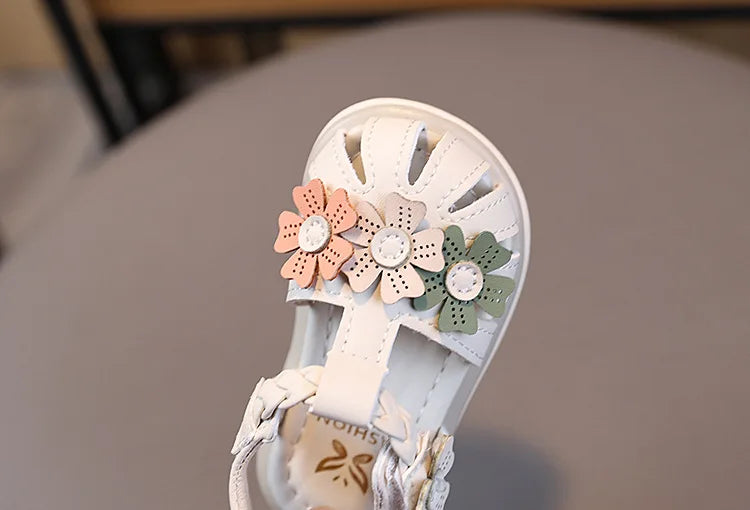 Leichte LED-Kinderschuhe in neuer Mode für den Sommer – schlichte und vielseitige Retro-Mädchenschuhe – elegante und leichte Prinzessinnen-Blumen-Kindersandalen