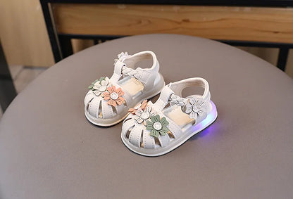 Leichte LED-Kinderschuhe in neuer Mode für den Sommer – schlichte und vielseitige Retro-Mädchenschuhe – elegante und leichte Prinzessinnen-Blumen-Kindersandalen