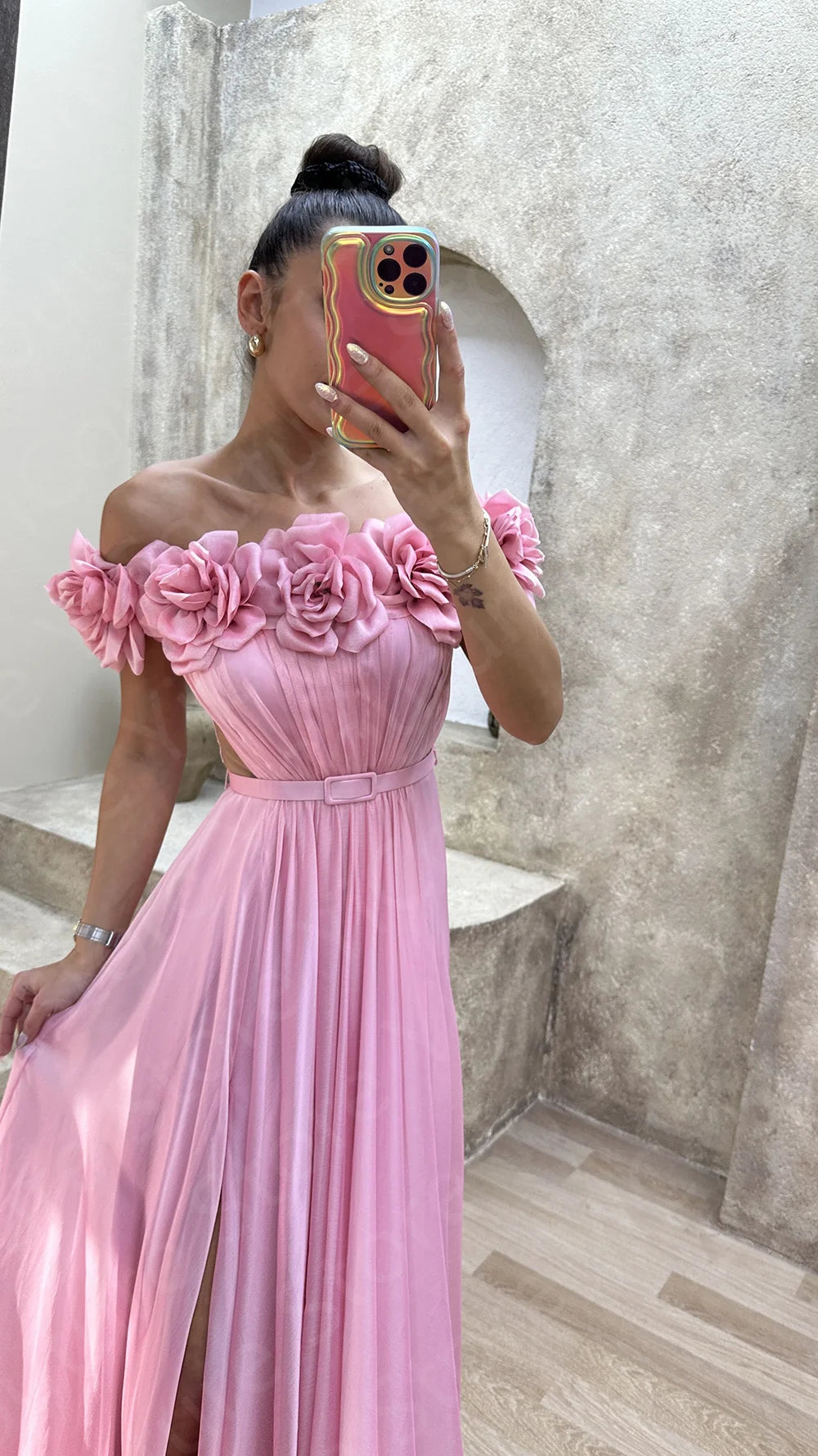 Abiti da sera rosa personalizzati Abiti da ballo con spacco laterale con spalle scoperte Fiori senza spalline Abiti da festa di nozze con cintura Sweep Train