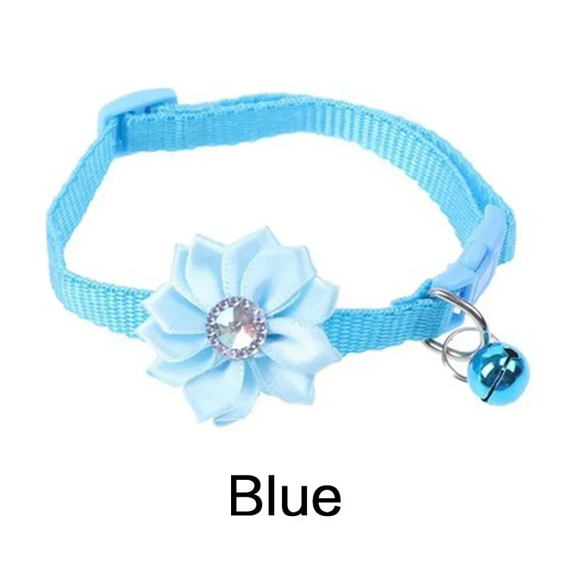Collare carino colorato per cani e gatti collare regolabile con campana di fiori con collare a campana forniture per animali domestici 7 colori sono disponibili