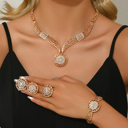 Parures de bijoux pour femmes en métal avec boucles d'oreilles, colliers, bracelets et bagues au design à la mode, adaptés aux banquets et aux cadeaux de fin d'année.