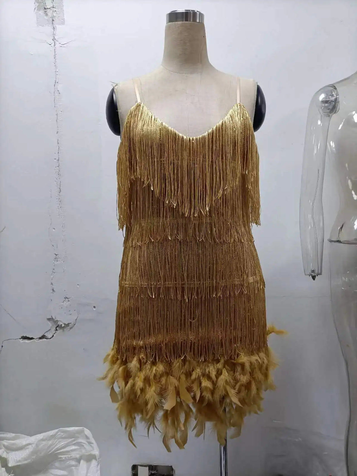 Abito estivo elegante con nappe e paillettes Abito da donna sexy sottile senza maniche con scollo a V a vita alta con bretelle e cuciture in piume