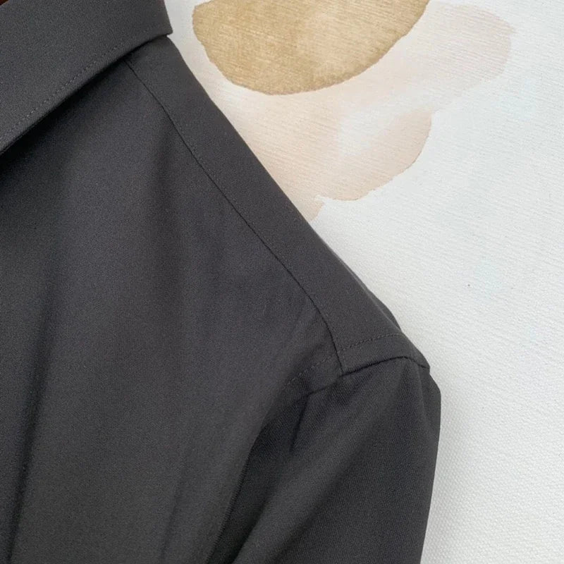 Nuova camicia a maniche lunghe primaverili e autunnali con risvolto, design alla moda, camicia di tendenza da strada avanzata con lettere di diamanti caldi e caldi