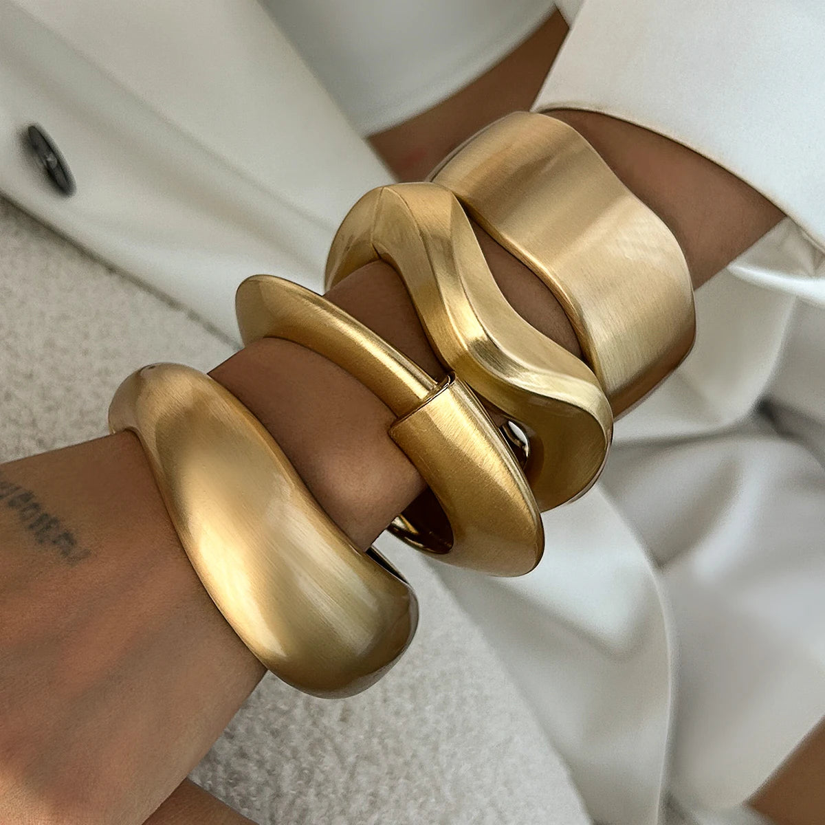 SHIXIN 4 Stili di Bracciali a Polsino Larghi in Metallo Opaco Punk, Bracciali Geometrici Vintage Color Oro per Donne e Uomini, Nuova Collezione di Gioielli