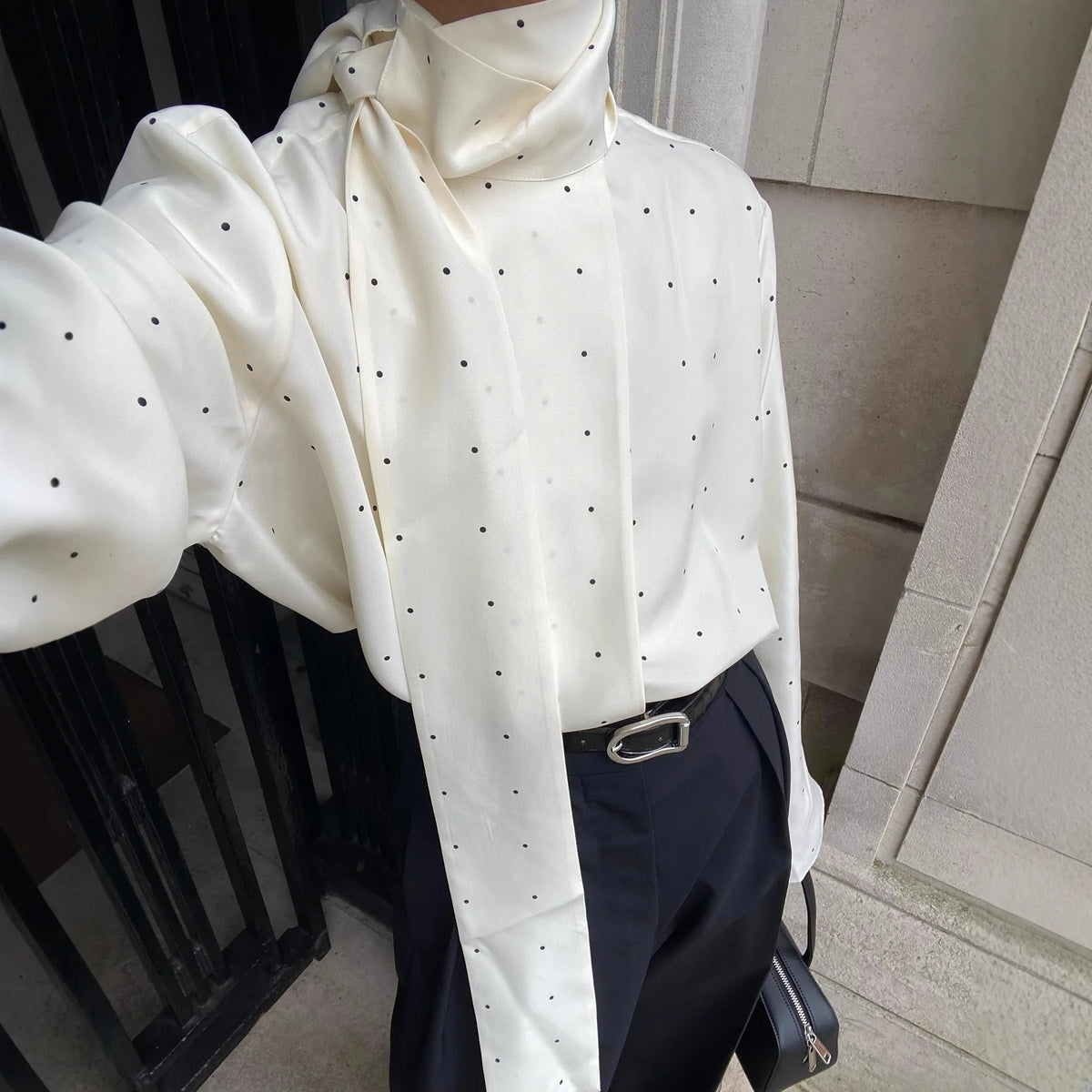 Eleganti Camicette da Donna con Sciarpa a Pois, Camicie a Maniche Lunghe e Vestibilità Ampia, Nuove Camicette Casual da Ufficio per il 2026, Top da Donna in Bianco, Nero e Marrone