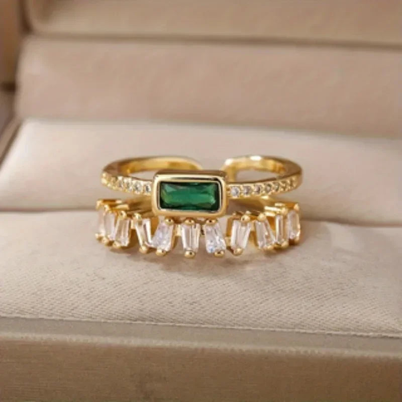 Classico anello retrò con zirconi a doppio strato verde chiaro, fede nuziale da donna in ottone placcato oro come regalo per mamma e amante