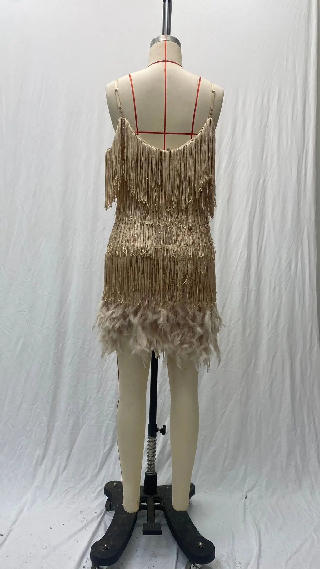 Abito estivo elegante con nappe e paillettes Abito da donna sexy sottile senza maniche con scollo a V a vita alta con bretelle e cuciture in piume