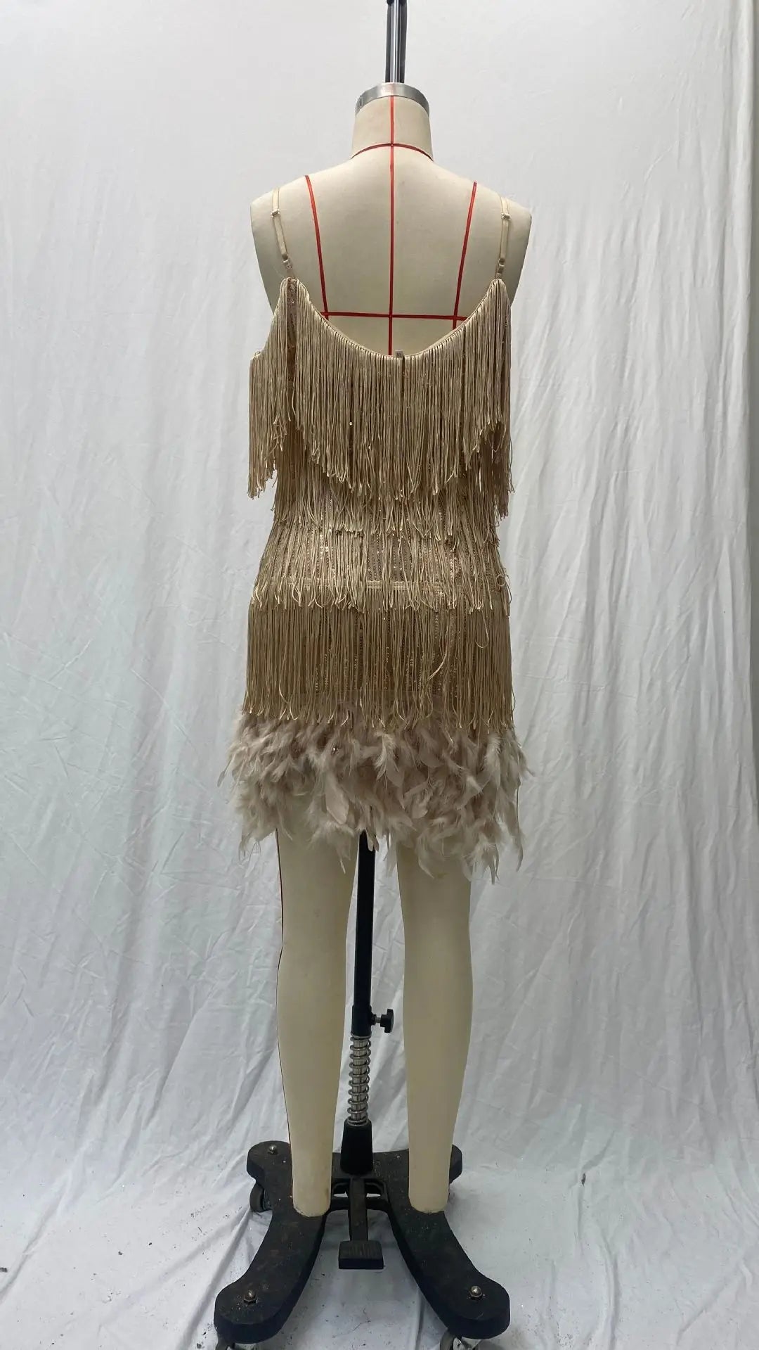 Abito estivo elegante con nappe e paillettes Abito da donna sexy sottile senza maniche con scollo a V a vita alta con bretelle e cuciture in piume
