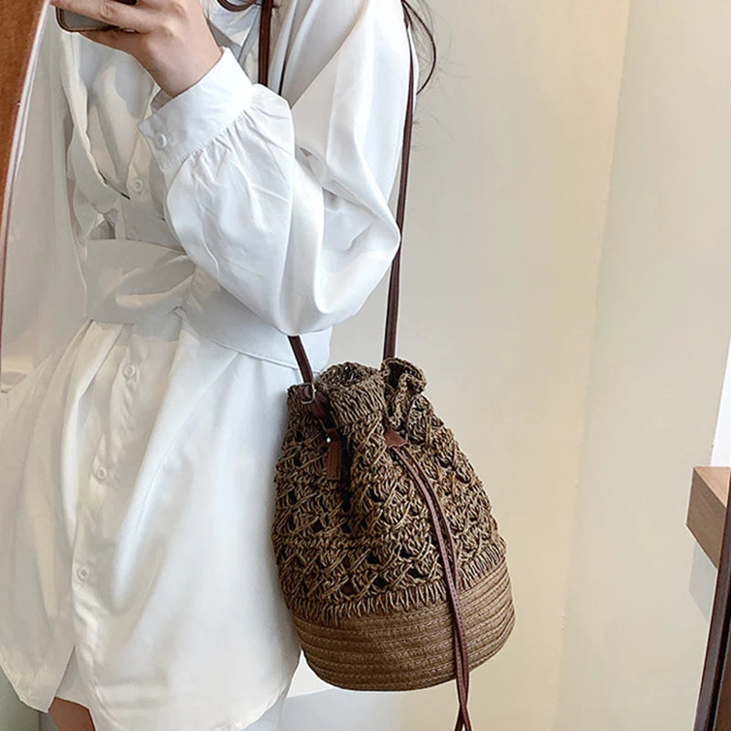 Borsa a tracolla da spiaggia in paglia estiva da donna fatta a mano borsa a tracolla con coulisse cava intrecciata borsa da viaggio con Design femminile di moda lavorata a maglia
