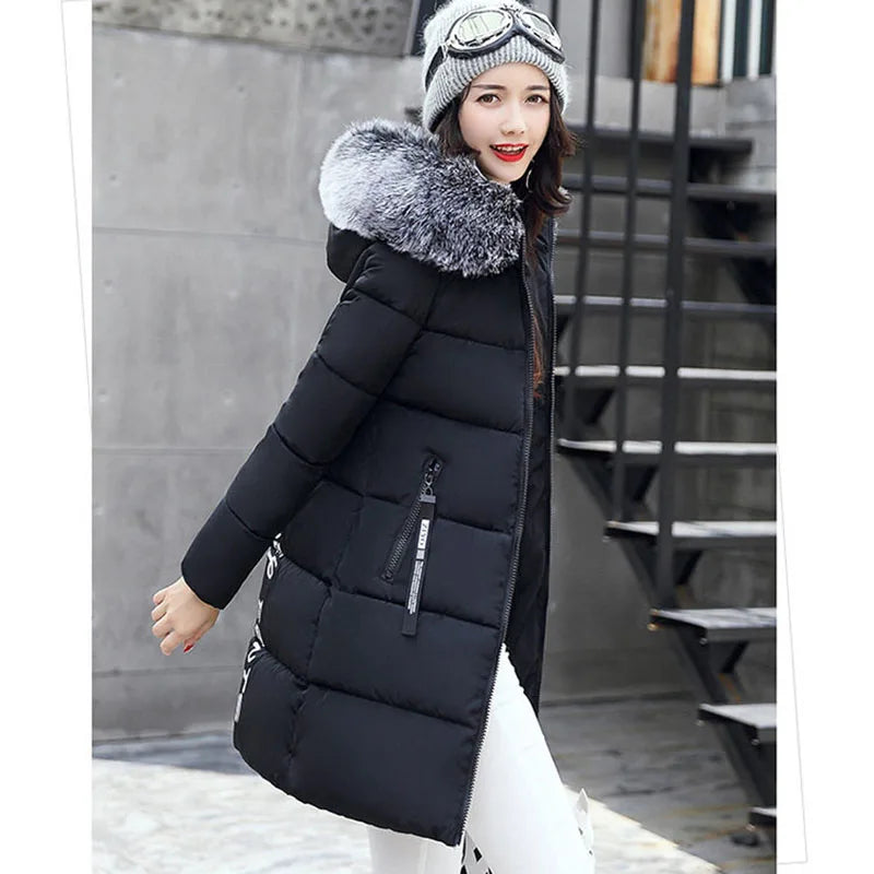 Parka Invernale da Donna con Cappuccio e Collo in Pelliccia, Giacca Lunga Elegante con Zip e Patch con Lettere, Calda e Spessa, Capospalla Femminile per la Neve