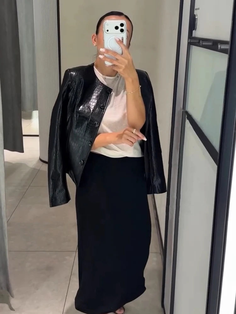 Giacca in Ecopelle Effetto Coccodrillo, Collo Tondo, Chiusura con Bottoni, Maniche Lunghe, Autunno 2026, Outfit Chic da Donna per Appuntamenti, Abbigliamento Trendy da Strada