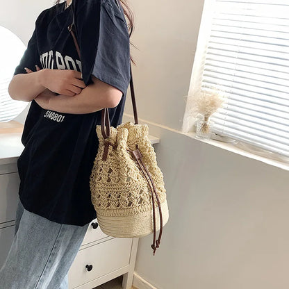 Borsa a tracolla da spiaggia in paglia estiva da donna fatta a mano borsa a tracolla con coulisse cava intrecciata borsa da viaggio con Design femminile di moda lavorata a maglia
