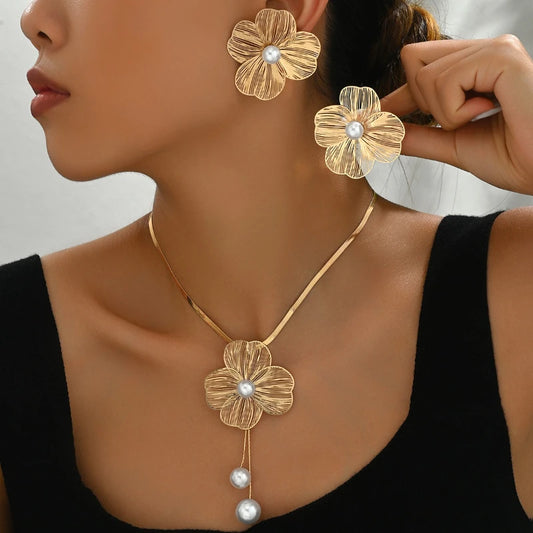 Ensembles collier et boucles d'oreilles pour femmes en cuivre, polyvalents, fleur incrustée, perle, design de niche, chaîne longue à clavicule, bijoux de mode
