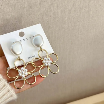 Orecchini semplici con fiori di perle per le donne Orecchini con temperamento senso del metallo di fascia alta alla moda Tendenza 2025
