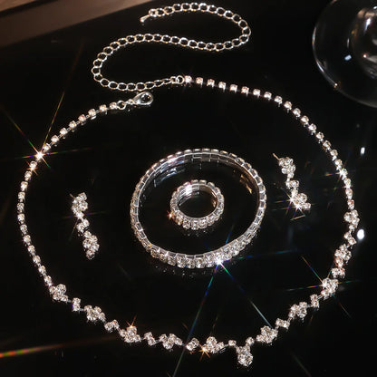 Ensemble de bijoux - Parure féminine haut de gamme de quatre pièces : Accessoires de bracelet, collier, boucles d'oreilles, chaîne de main, bague, accessoires vestimentaires