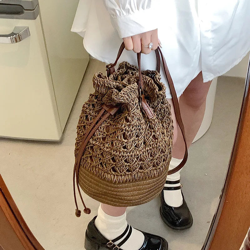 Borsa a tracolla da spiaggia in paglia estiva da donna fatta a mano borsa a tracolla con coulisse cava intrecciata borsa da viaggio con Design femminile di moda lavorata a maglia