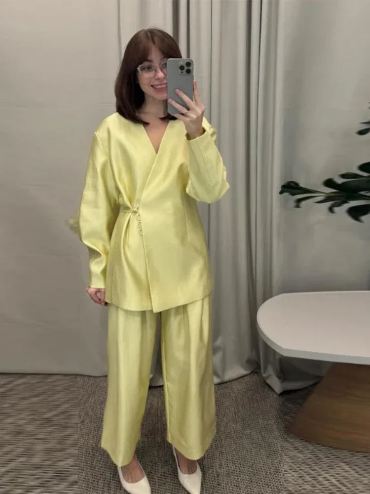Completo Elegante da Donna: Top a Maniche Lunghe con Scollo a V e Pizzo, Pantaloni a Gamba Larga, Completo Femminile in Raso Tinta Unita Primavera Estate 2026