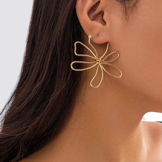IngeSight.Z Orecchini a bottone con fiore grande scavato in metallo color oro vintage per le donne Orecchini geometrici semplici Regalo per feste 2023 Nuovo